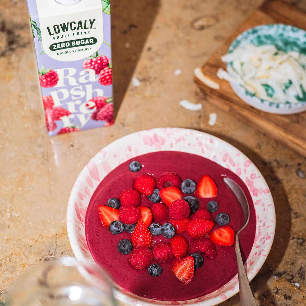 Lowcaly raspberry berry smoothie bowl