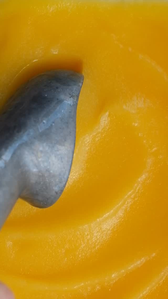 In the mood for something sweet & tangy?🤤
You need:
• 200 ml Lowcaly White Peach
• 250 g frozen mango
• 1 peach
• 2 tsp coconut oil
• 1 tsp sweetener
• Fresh basil
How to:
• Blend Lowcaly + frozen mango until smooth
• Pour into a freezer-safe bowl
• Freeze & stir every 45–60 min until set
• Slice peach & fry in coconut oil + sweetener
• Serve sorbet with warm peach
• Garnish with basil