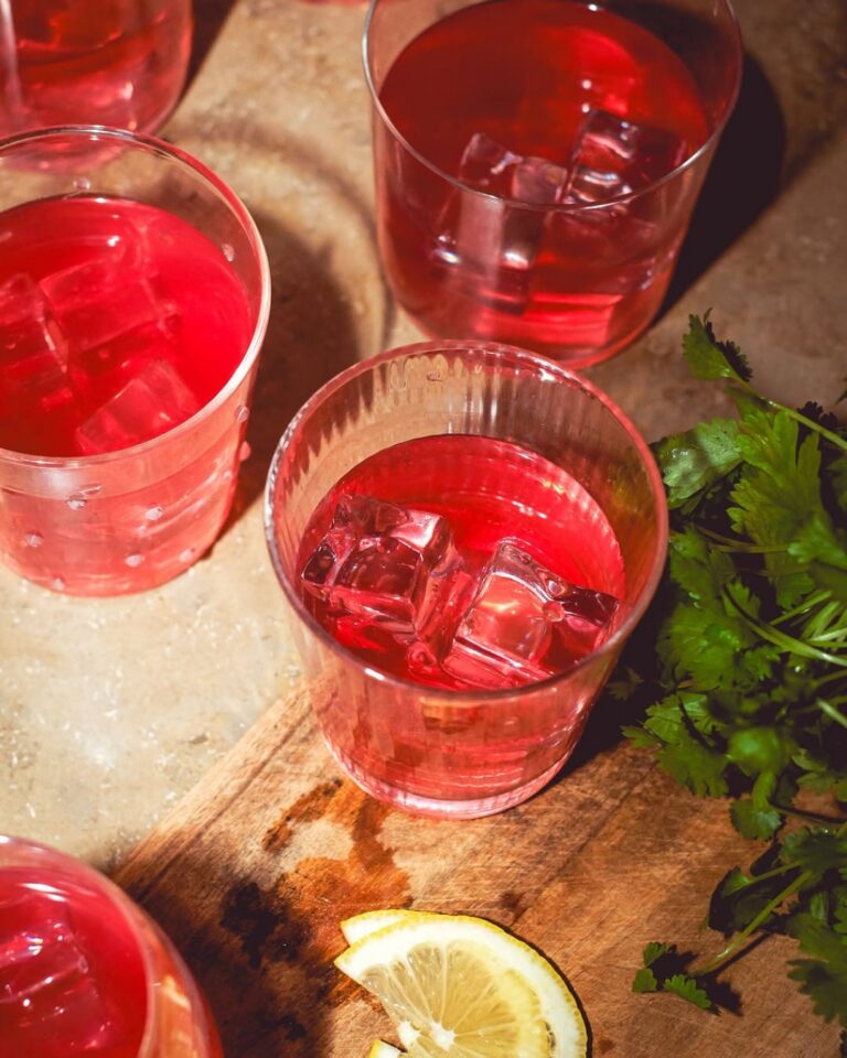 Something fresh, fizzy and a little extra? Say less 🫶

Sparkling Raspberry Lemonade 🍋

You need:
• 500 ml Lowcaly Raspberry
• 3–4 lemon slices
• 100 ml sparkling water
• Crushed ice
• Fresh coriander

How to:
• Fill a glass with crushed ice
• Add Lowcaly Raspberry + squeeze lemon
• Top with sparkling water
• Garnish with coriander 

Save this one for later 🤝🏽

#Lowcaly #ZeroSugar