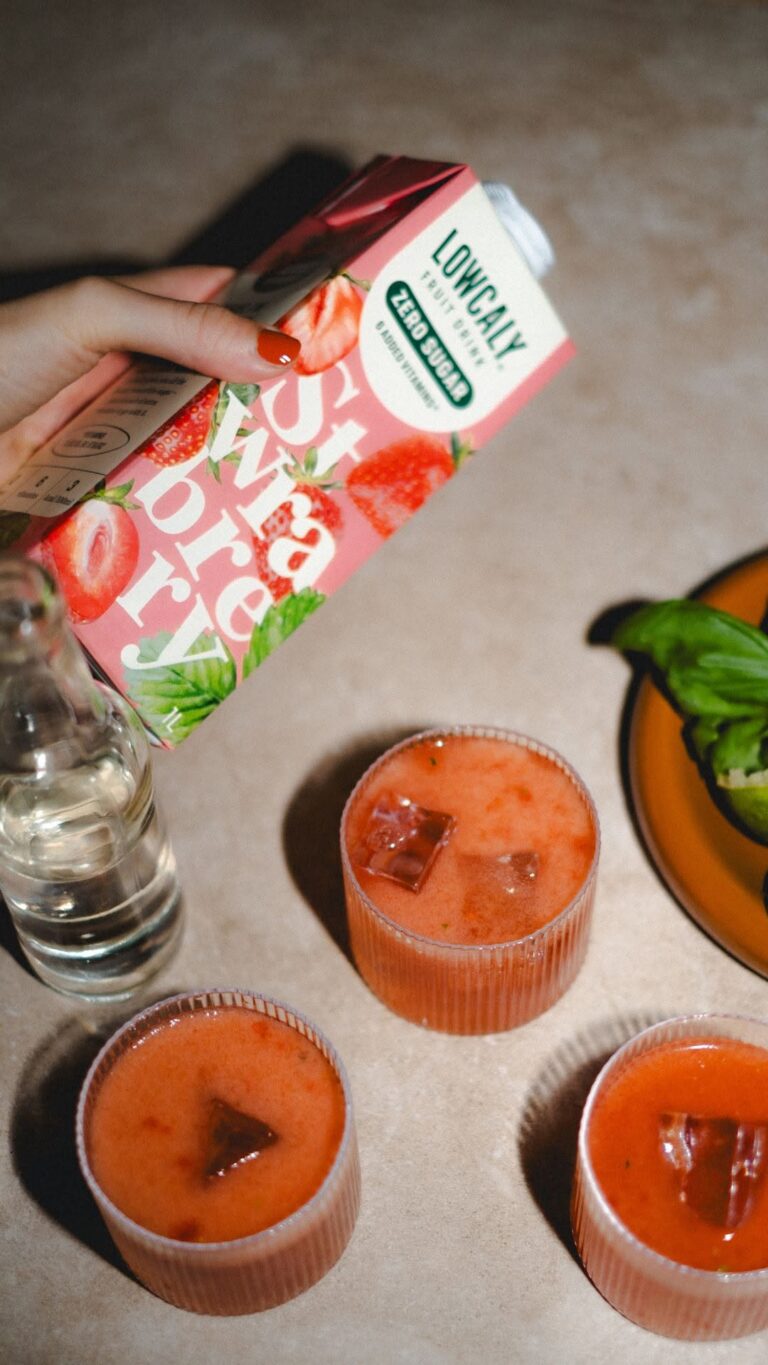 Sweet strawberries, zesty lime & a hint of basil 🍓🌿
Fresh, bubbly and full of flavor. 

You'll need:
• 250 ml Lowcaly Fruit Drink Strawberry
• 1.5 tbsp lime juice
• 50 ml sugar-free tonic
• Fresh basil
• Fresh strawberries
• Ice

How to:
Muddle strawberries & basil
Shake with lime juice, Lowcaly Strawberry & ice
Pour, top with tonic - garnish with fresh strawberries and basil. 

Enjoy 🫶