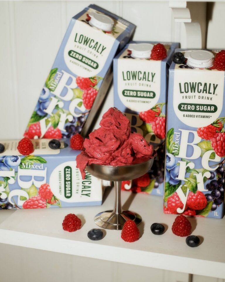 Berry Sorbet in 3 minutes 🍒🫐
Sweet, refreshing and ridiculously easy. Your new go-to treat!

Ingredients:
- 1 dl frozen raspberries
- 1 dl frozen blueberries
- ½ dl coconut cream
- 2 fresh pitted dates (optional)
- 1 dl Lowcaly Mixed Berry

How to:
Blend everything until smooth and creamy. Serve immediately with fresh berries and melted sugar-free chocolate for that perfect crunch.

#ZeroSugar #Lowcaly
